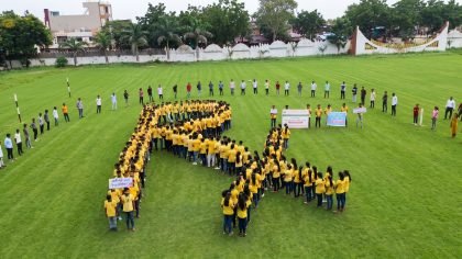 Students forming a human formation on World Pharmacist Day at IPE Boradi