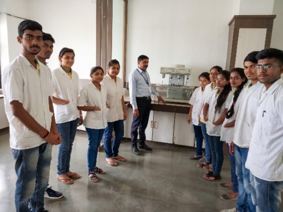 Students with faculty at a dissolution apparatus